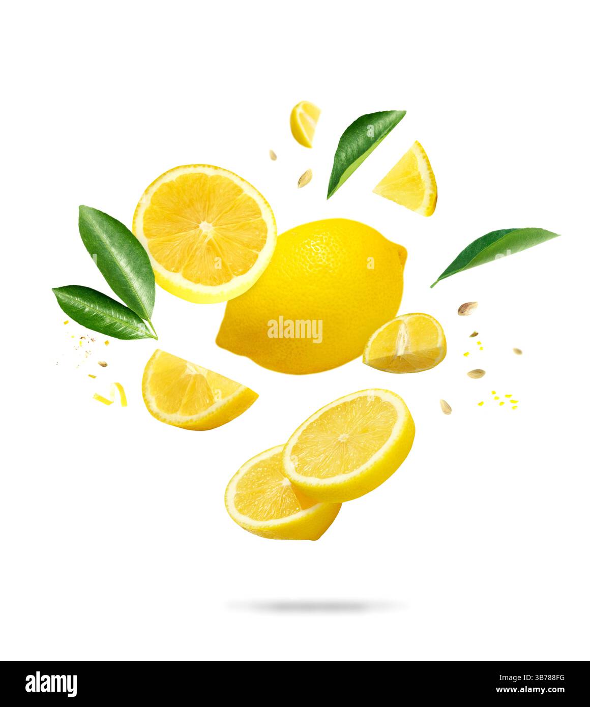 Citron tranches et feuilles éclaboussent la composition. Morceaux d'agrumes isolés sur blanc. Concept de rafraîchissement d'été, objet personne. citrons volant. Banque D'Images