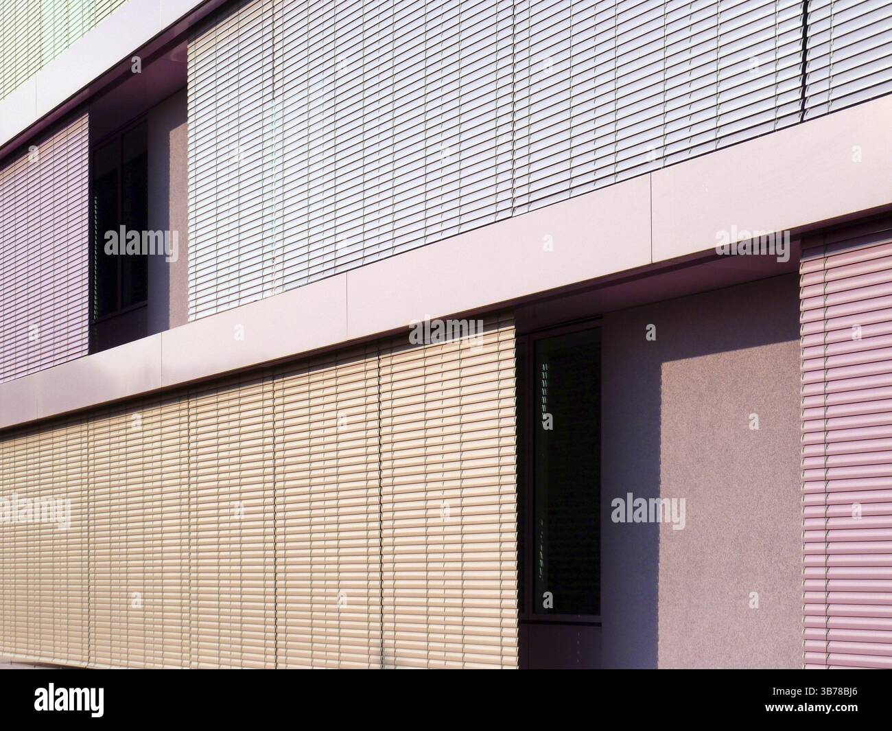 Revêtement d'ombrage solaire sur une façade moderne Banque D'Images