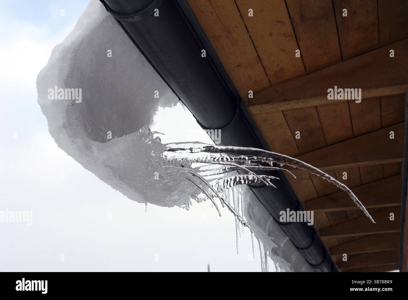Icicle sur la gouttière Banque D'Images