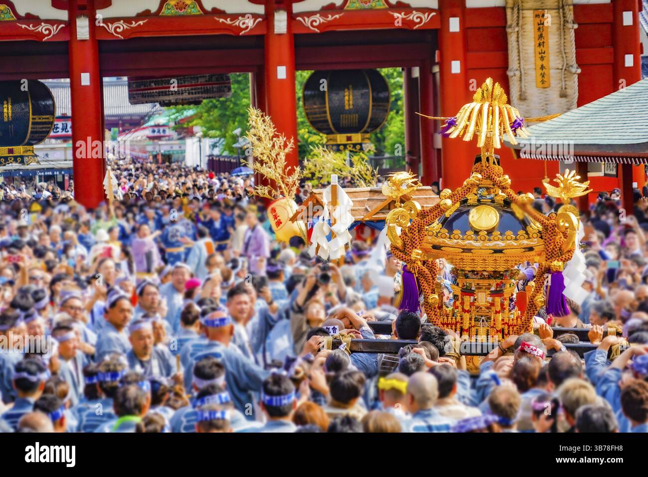 L'agitation du festival de printemps Sanjamatsuri. Lieu de tournage : Taito-Ku, Tokyo Banque D'Images