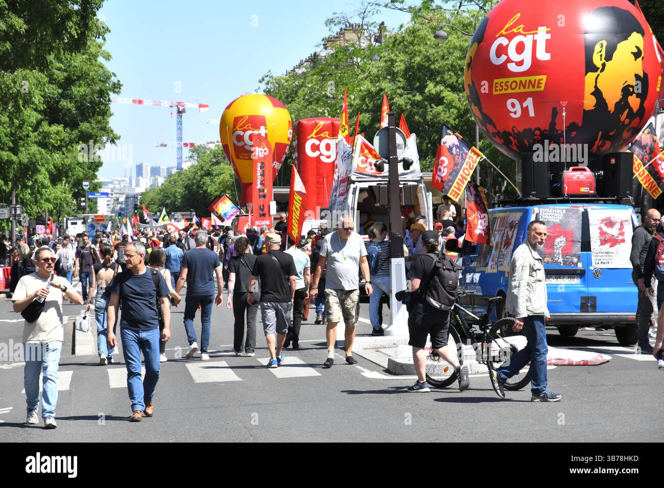 Paris,France.05-01-2025.plus de 100,000 personnes ont défilé dans les rues de Paris pour protester et célébrer la Journée internationale des travailleurs Banque D'Images