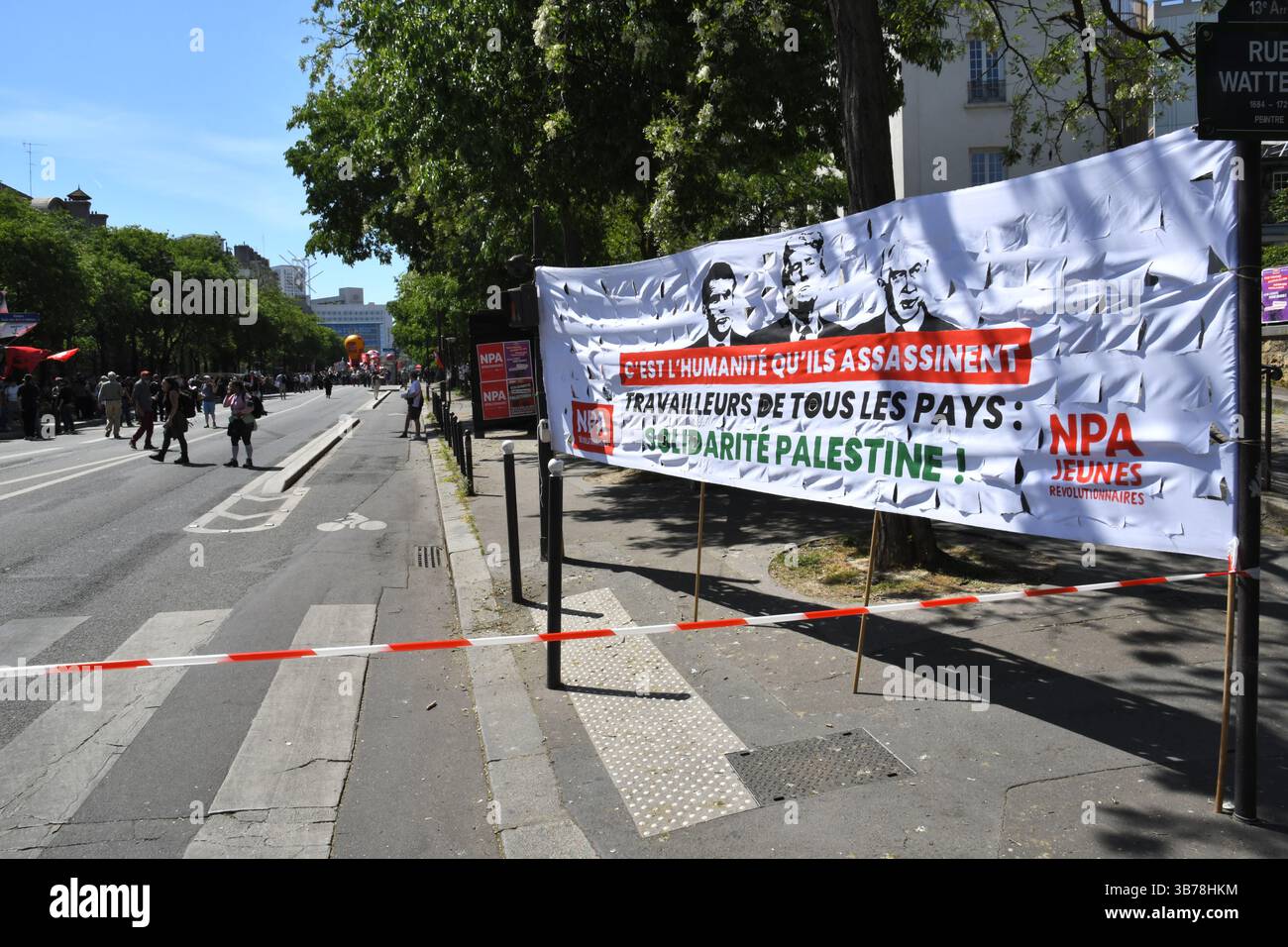 Paris,France.05-01-2025.plus de 100,000 personnes ont défilé dans les rues de Paris pour protester et célébrer la Journée internationale des travailleurs Banque D'Images