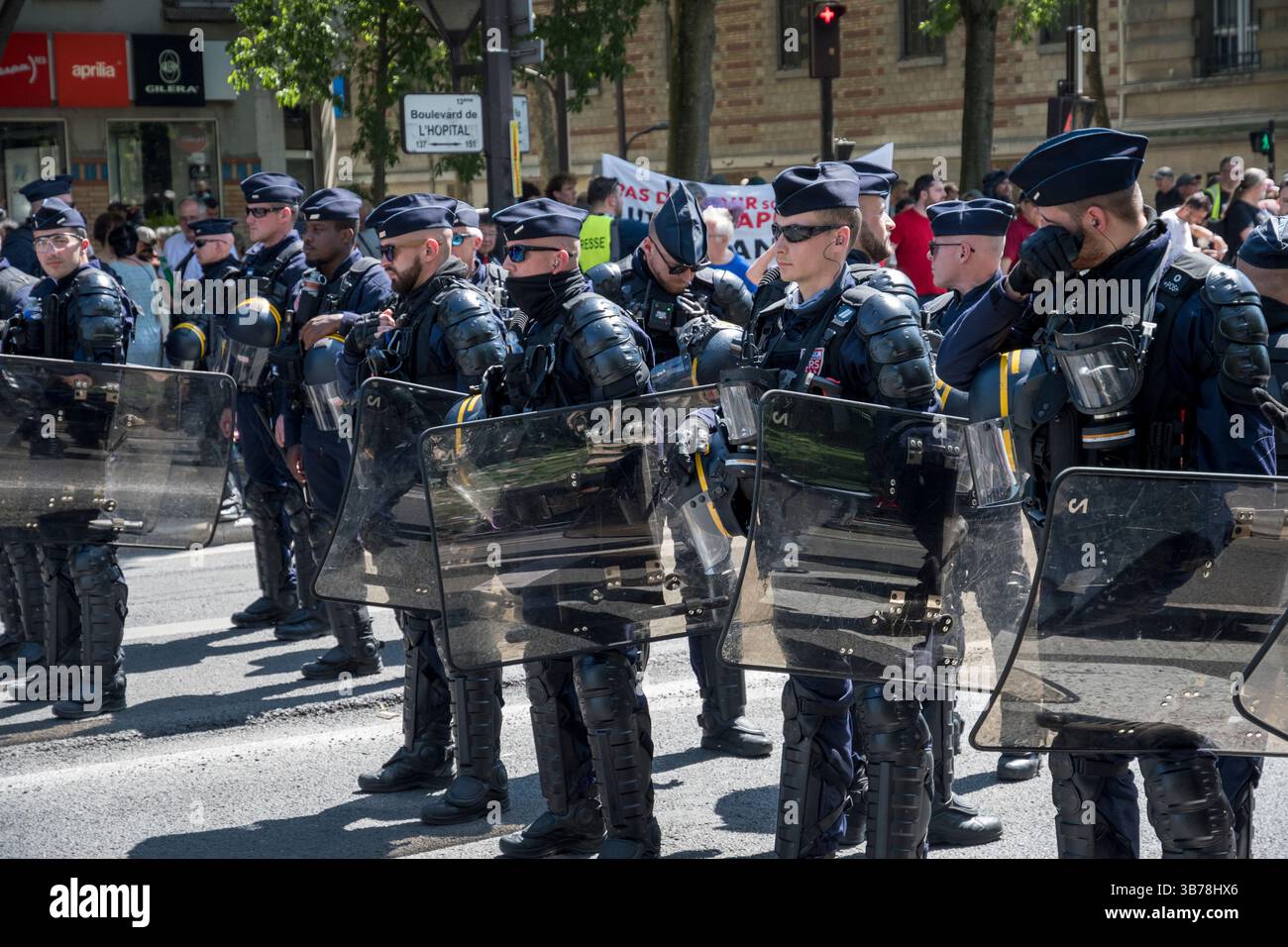 Paris,France.05-01-2025.plus de 100,000 personnes ont défilé dans les rues de Paris pour protester et célébrer la Journée internationale des travailleurs Banque D'Images