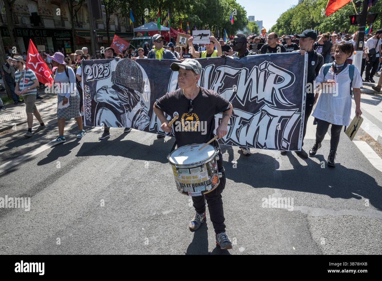 Paris,France.05-01-2025.plus de 100,000 personnes ont défilé dans les rues de Paris pour protester et célébrer la Journée internationale des travailleurs Banque D'Images