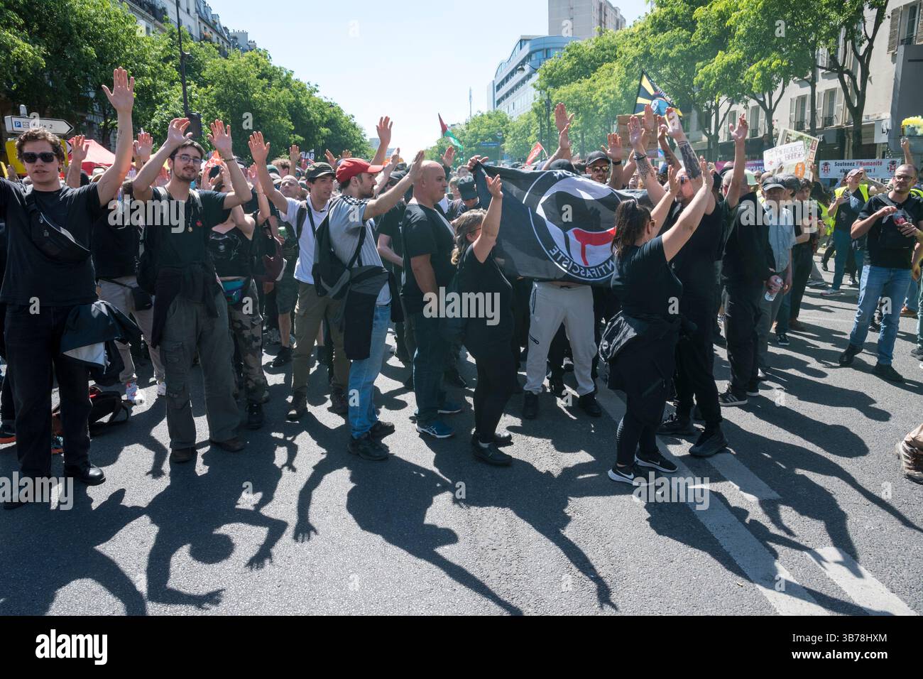 Paris,France.05-01-2025.plus de 100,000 personnes ont défilé dans les rues de Paris pour protester et célébrer la Journée internationale des travailleurs Banque D'Images