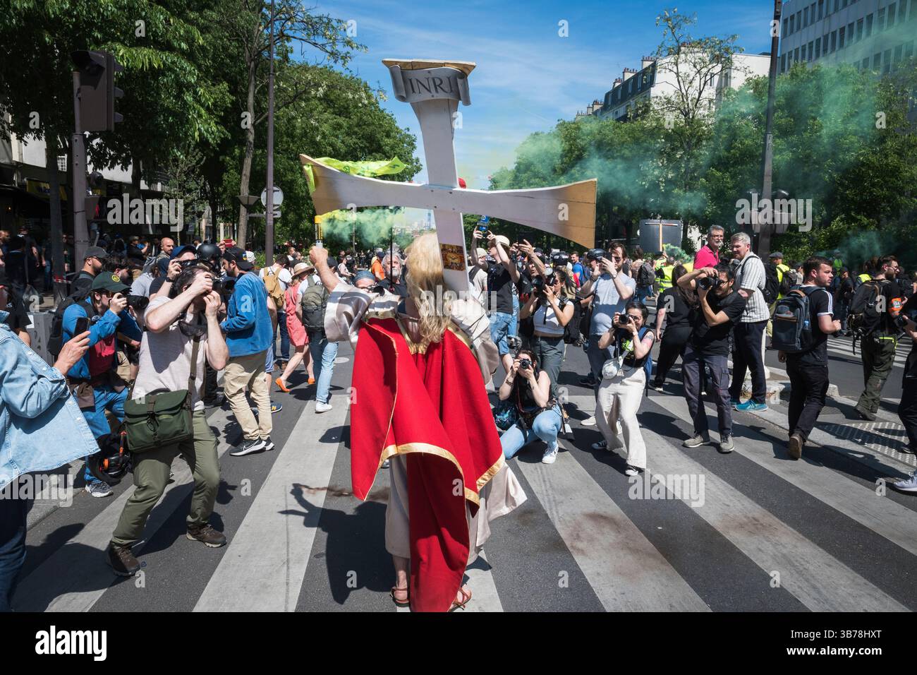 Paris,France.05-01-2025.plus de 100,000 personnes ont défilé dans les rues de Paris pour protester et célébrer la Journée internationale des travailleurs Banque D'Images