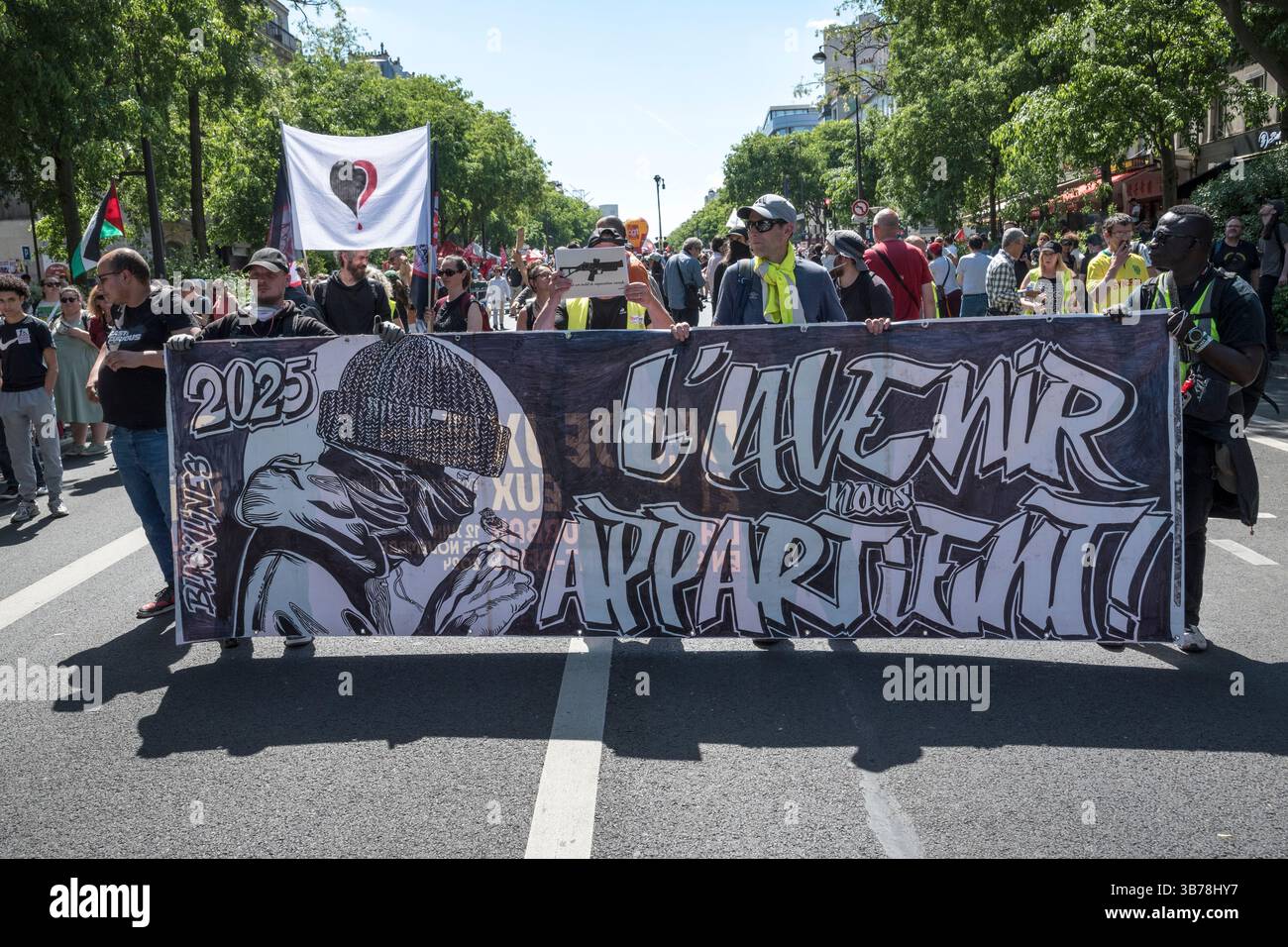 Paris,France.05-01-2025.plus de 100,000 personnes ont défilé dans les rues de Paris pour protester et célébrer la Journée internationale des travailleurs Banque D'Images