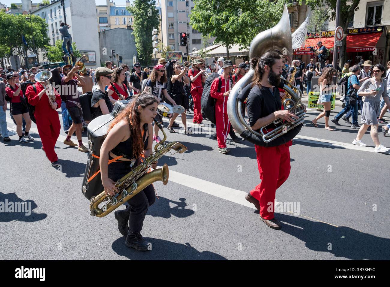 Paris,France.05-01-2025.plus de 100,000 personnes ont défilé dans les rues de Paris pour protester et célébrer la Journée internationale des travailleurs Banque D'Images