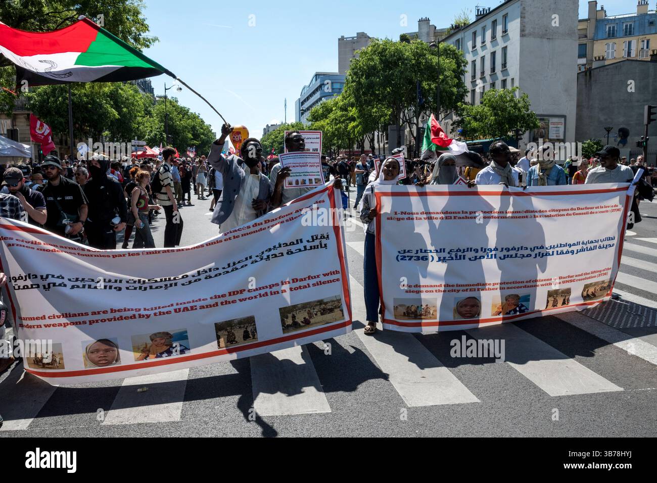 Paris,France.05-01-2025.plus de 100,000 personnes ont défilé dans les rues de Paris pour protester et célébrer la Journée internationale des travailleurs Banque D'Images