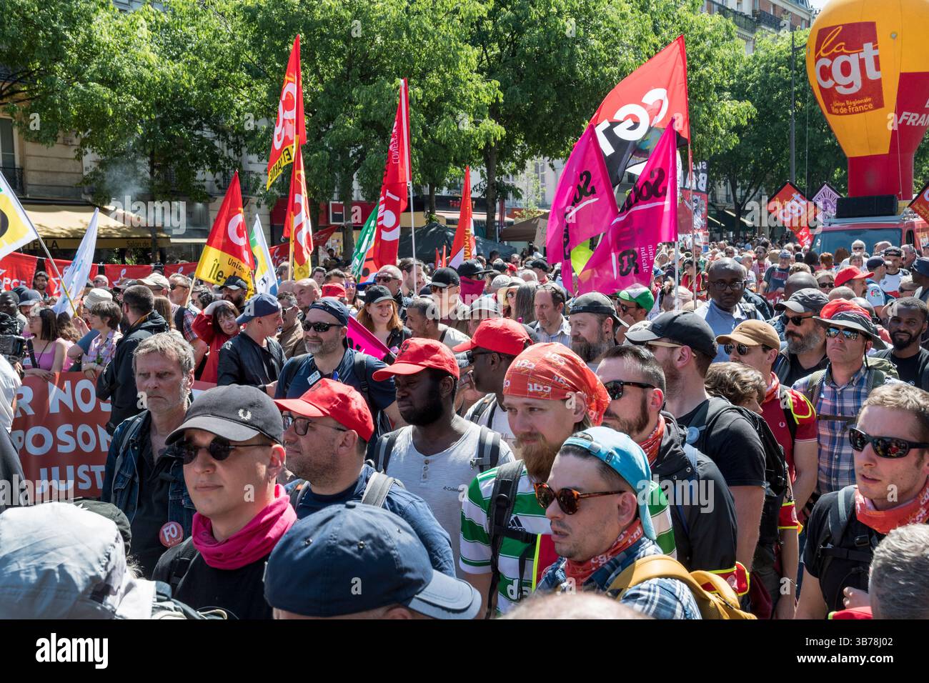 Paris,France.05-01-2025.plus de 100,000 personnes ont défilé dans les rues de Paris pour protester et célébrer la Journée internationale des travailleurs Banque D'Images
