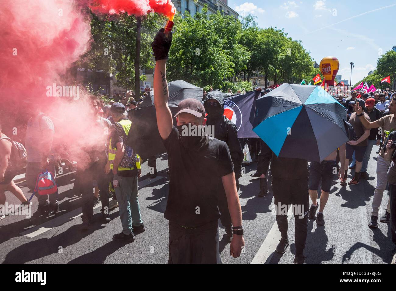 Paris,France.05-01-2025.plus de 100,000 personnes ont défilé dans les rues de Paris pour protester et célébrer la Journée internationale des travailleurs Banque D'Images