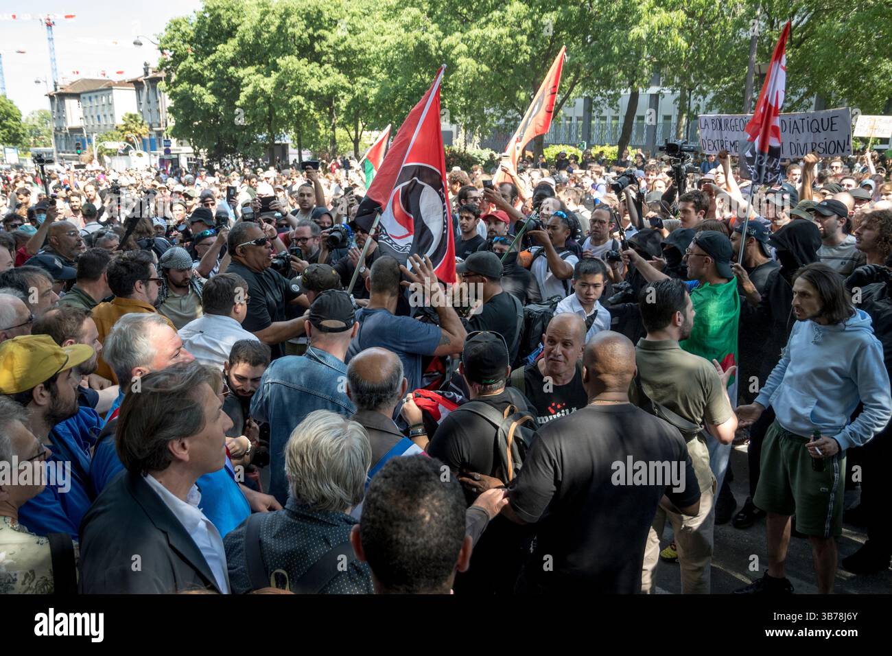 Paris,France.05-01-2025.plus de 100,000 personnes ont défilé dans les rues de Paris pour protester et célébrer la journée internationale des travailleurs.Parti socialiste attaqué par le député du bloc noir Jérôme Guedj en face Banque D'Images