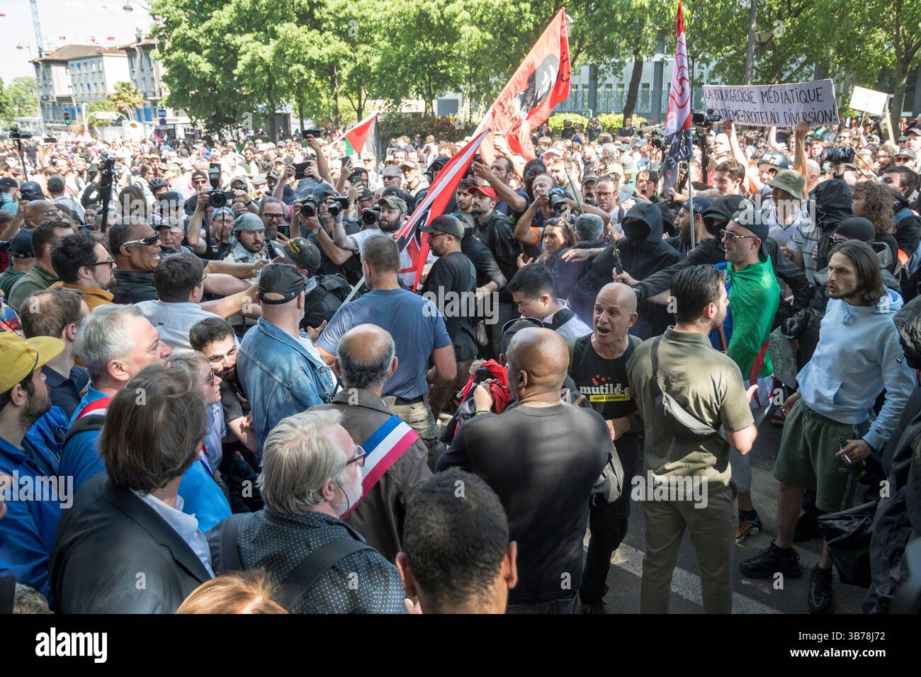 Paris,France.05-01-2025.plus de 100,000 personnes ont défilé dans les rues de Paris pour protester et célébrer la journée internationale des travailleurs.Parti socialiste attaqué par le député du bloc noir Jérôme Guedj en face Banque D'Images