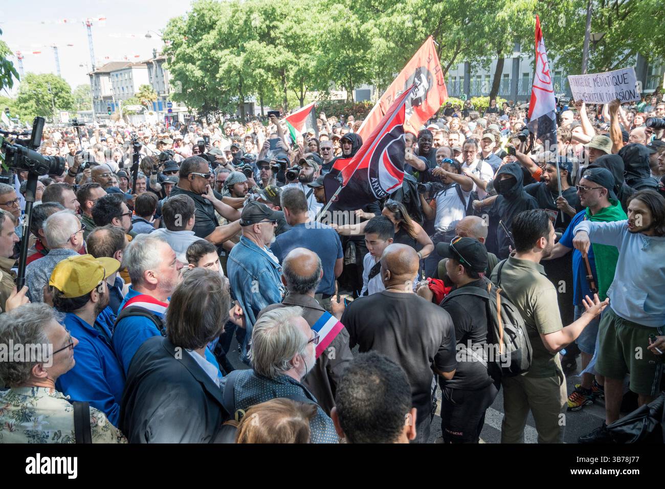 Paris,France.05-01-2025.plus de 100,000 personnes ont défilé dans les rues de Paris pour protester et célébrer la journée internationale des travailleurs.Parti socialiste attaqué par le député du bloc noir Jérôme Guedj en face Banque D'Images