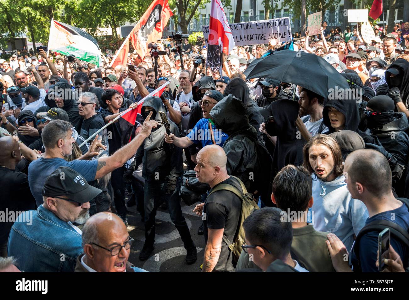 Paris,France.05-01-2025.plus de 100,000 personnes ont défilé dans les rues de Paris pour protester et célébrer la journée internationale des travailleurs.Parti socialiste attaqué par black bloc Banque D'Images
