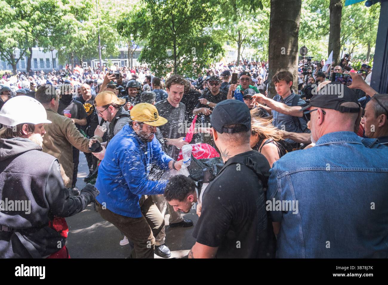Paris,France.05-01-2025.plus de 100,000 personnes ont défilé dans les rues de Paris pour protester et célébrer la journée internationale des travailleurs.Parti socialiste attaqué par black bloc Banque D'Images