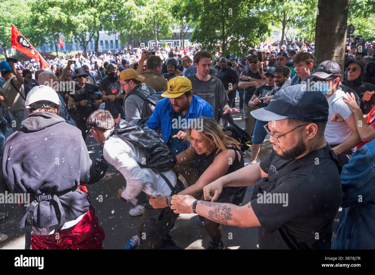 Paris,France.05-01-2025.plus de 100,000 personnes ont défilé dans les rues de Paris pour protester et célébrer la journée internationale des travailleurs.Parti socialiste attaqué par black bloc Banque D'Images