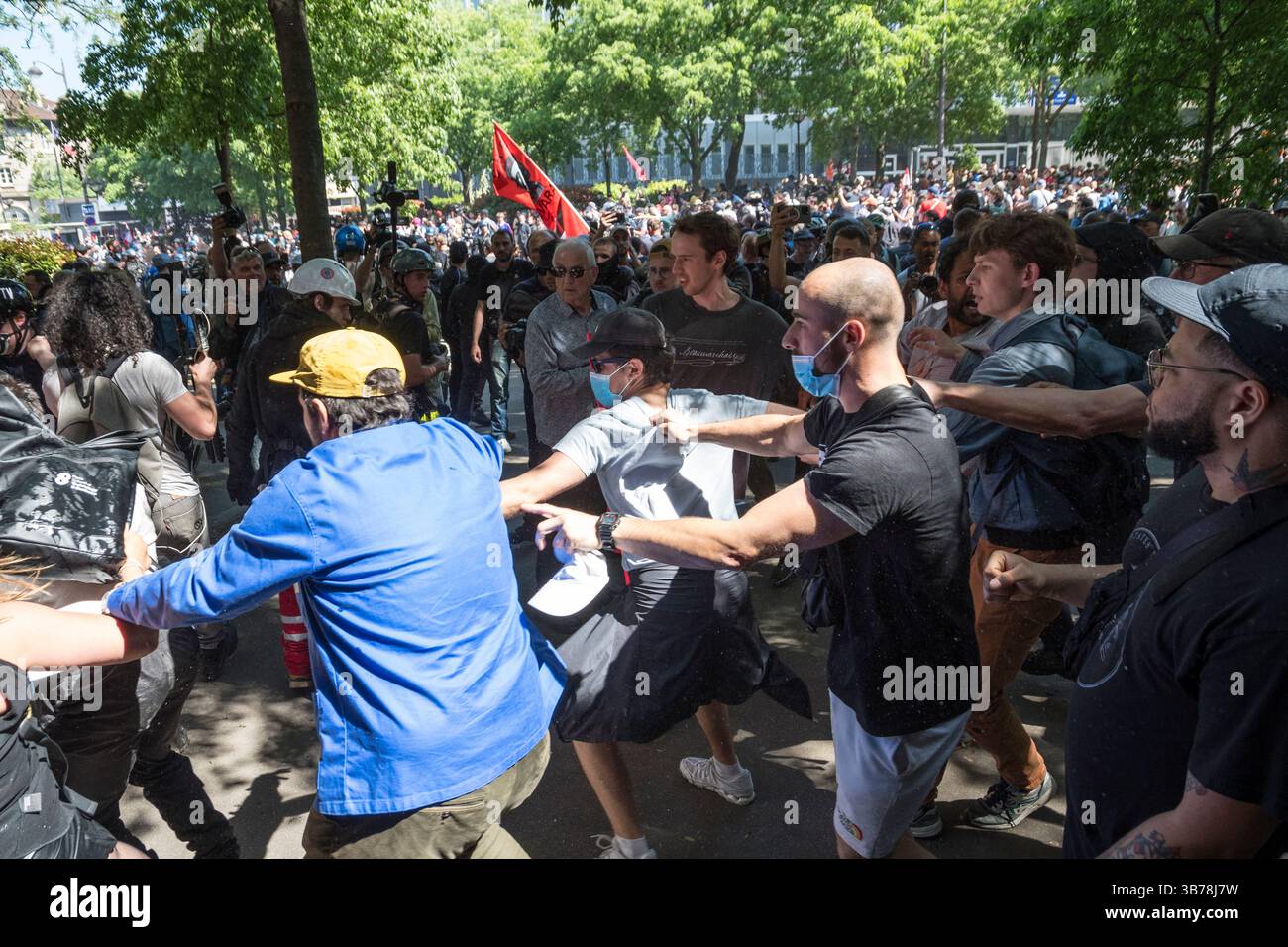 Paris,France.05-01-2025.plus de 100,000 personnes ont défilé dans les rues de Paris pour protester et célébrer la journée internationale des travailleurs.Parti socialiste attaqué par black bloc Banque D'Images