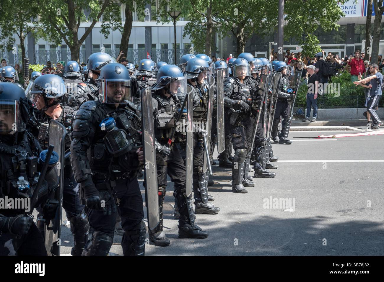 Paris,France.05-01-2025.plus de 100,000 personnes ont défilé dans les rues de Paris pour protester et célébrer la Journée internationale des travailleurs Banque D'Images