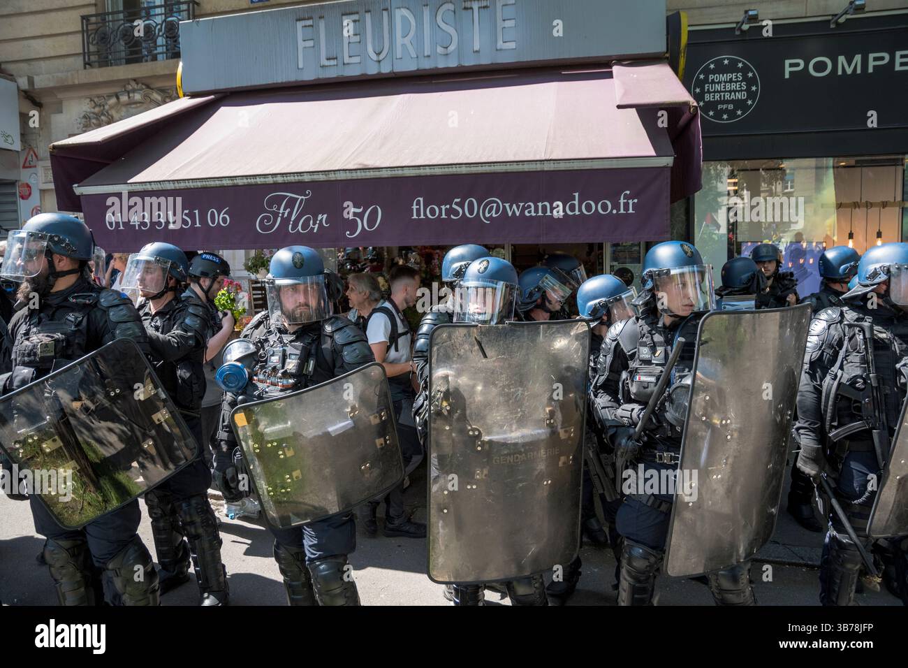Paris,France.05-01-2025.plus de 100,000 personnes ont défilé dans les rues de Paris pour protester et célébrer la Journée internationale des travailleurs Banque D'Images