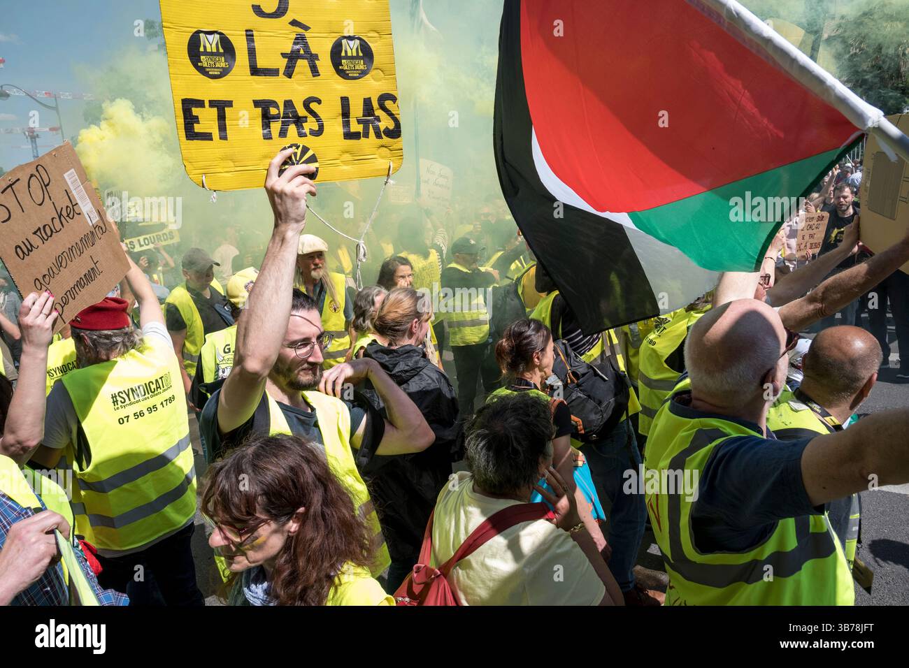 Paris,France.05-01-2025.plus de 100,000 personnes ont défilé dans les rues de Paris pour protester et célébrer la Journée internationale des travailleurs Banque D'Images