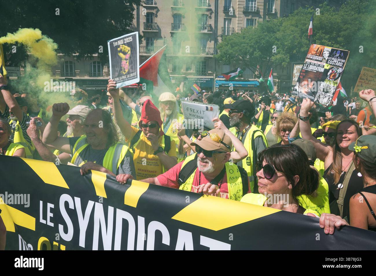Paris,France.05-01-2025.plus de 100,000 personnes ont défilé dans les rues de Paris pour protester et célébrer la Journée internationale des travailleurs Banque D'Images
