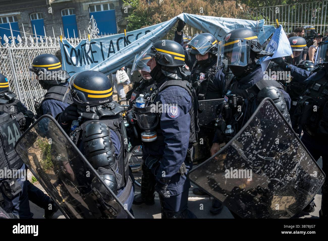 Paris,France.05-01-2025.plus de 100,000 personnes ont défilé dans les rues de Paris pour protester et célébrer la Journée internationale des travailleurs Banque D'Images