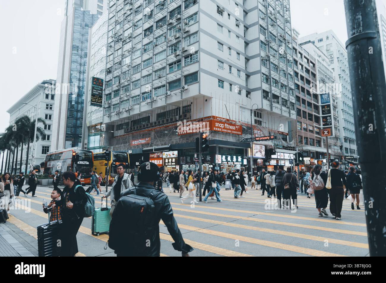 Les voyageurs et les habitants inondent une intersection de Nathan Road Banque D'Images