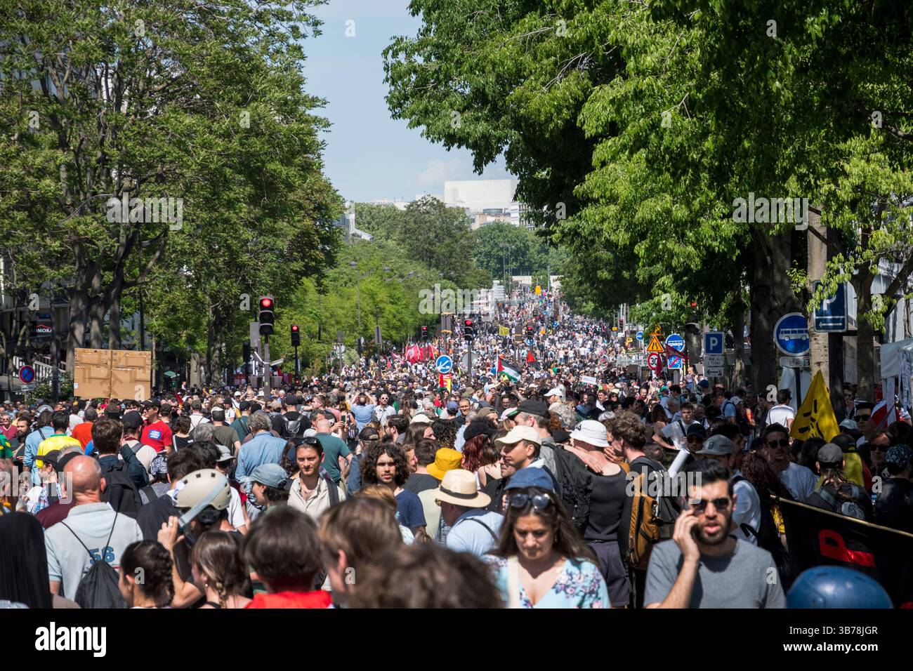 Paris,France.05-01-2025.plus de 100,000 personnes ont défilé dans les rues de Paris pour protester et célébrer la Journée internationale des travailleurs Banque D'Images