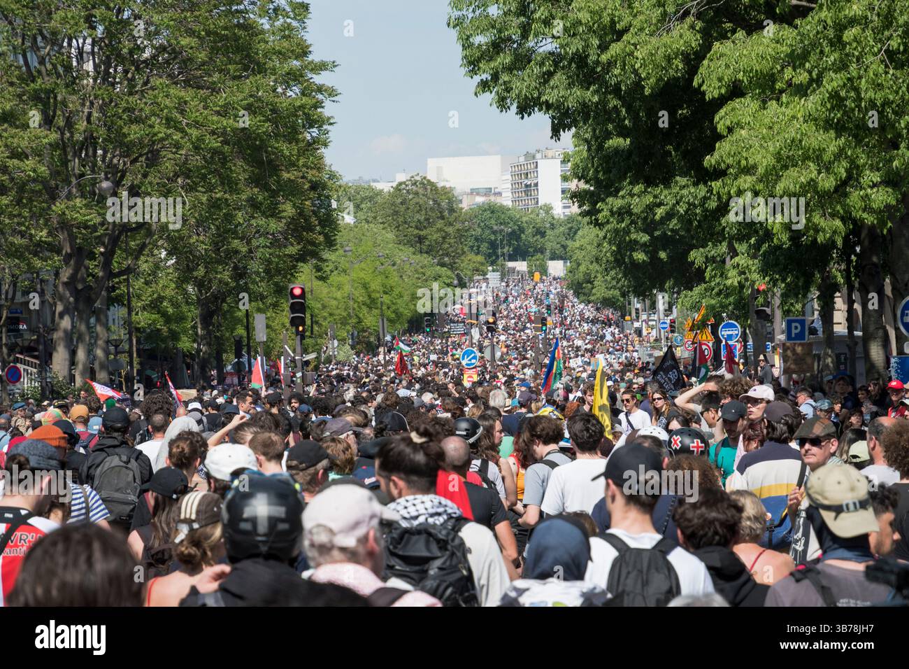Paris,France.05-01-2025.plus de 100,000 personnes ont défilé dans les rues de Paris pour protester et célébrer la Journée internationale des travailleurs Banque D'Images