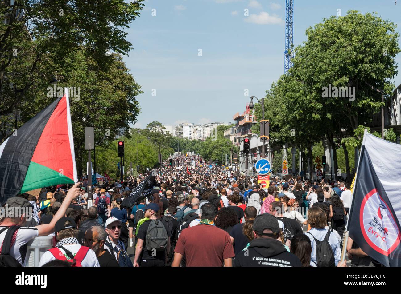 Paris,France.05-01-2025.plus de 100,000 personnes ont défilé dans les rues de Paris pour protester et célébrer la Journée internationale des travailleurs Banque D'Images