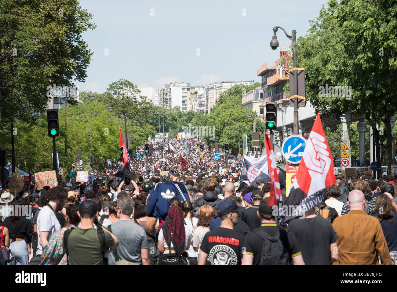 Paris,France.05-01-2025.plus de 100,000 personnes ont défilé dans les rues de Paris pour protester et célébrer la Journée internationale des travailleurs Banque D'Images