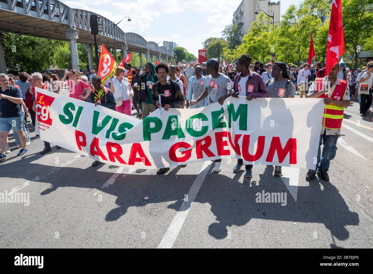 Paris,France.05-01-2025.plus de 100,000 personnes ont défilé dans les rues de Paris pour protester et célébrer la Journée internationale des travailleurs Banque D'Images