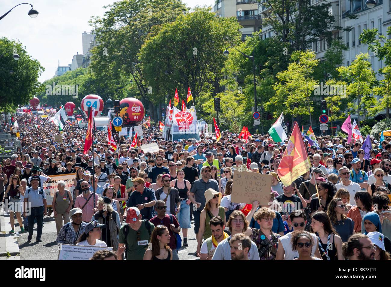 Paris,France.05-01-2025.plus de 100,000 personnes ont défilé dans les rues de Paris pour protester et célébrer la Journée internationale des travailleurs Banque D'Images