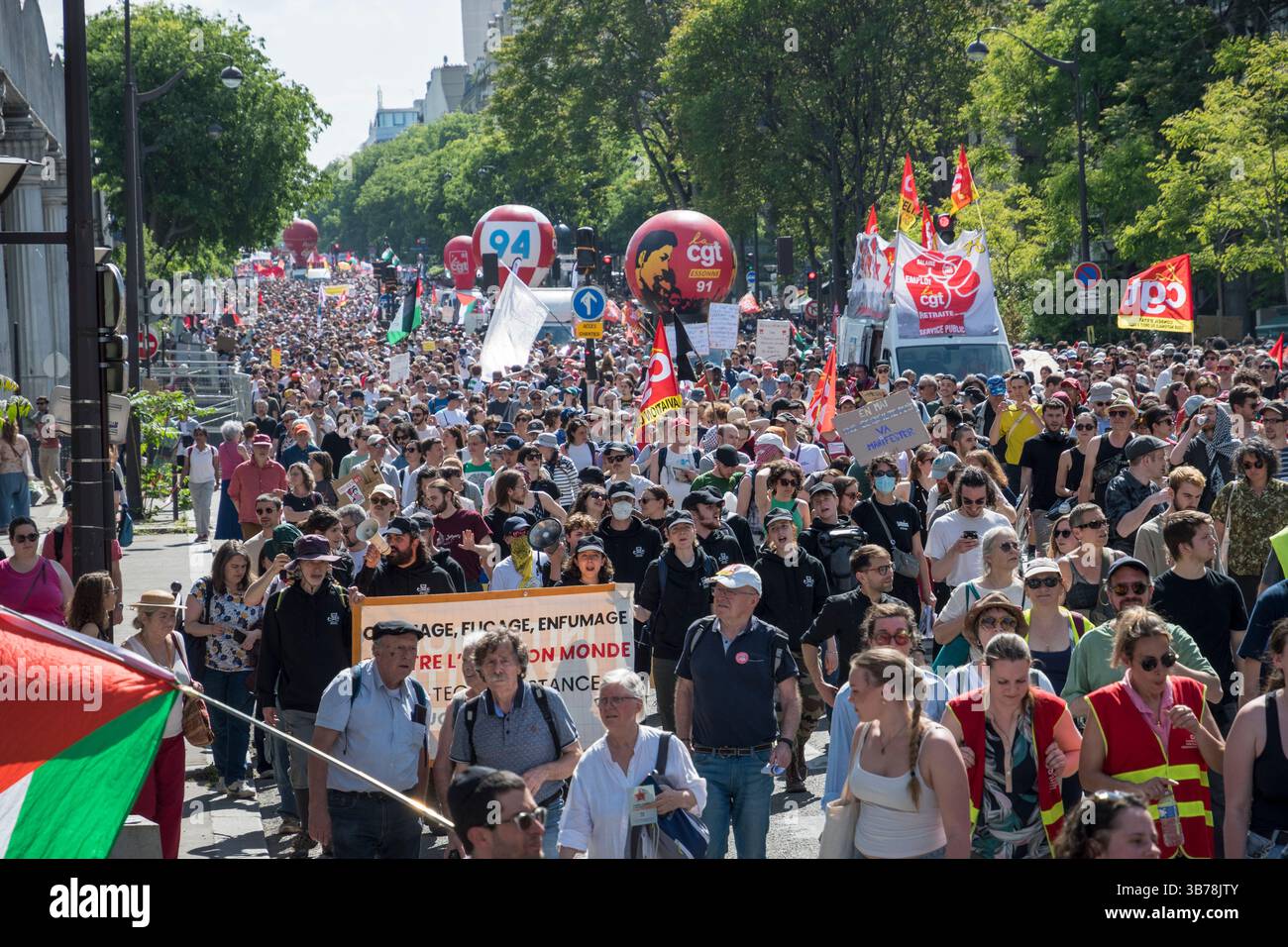 Paris,France.05-01-2025.plus de 100,000 personnes ont défilé dans les rues de Paris pour protester et célébrer la Journée internationale des travailleurs Banque D'Images