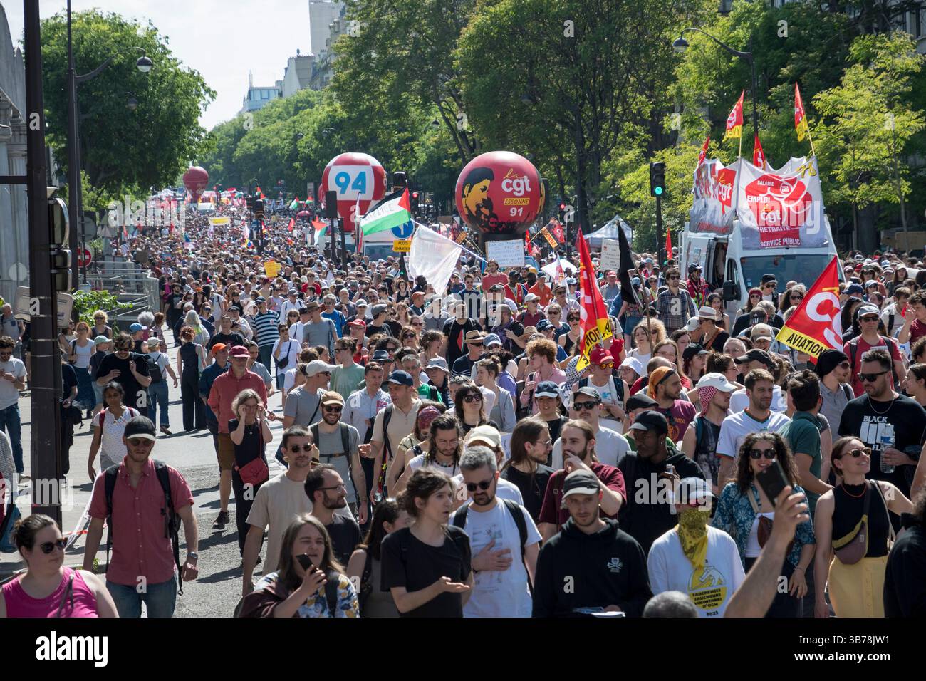 Paris,France.05-01-2025.plus de 100,000 personnes ont défilé dans les rues de Paris pour protester et célébrer la Journée internationale des travailleurs Banque D'Images