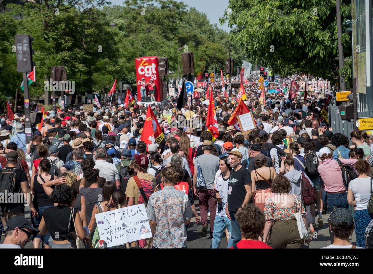Paris,France.05-01-2025.plus de 100,000 personnes ont défilé dans les rues de Paris pour protester et célébrer la Journée internationale des travailleurs Banque D'Images