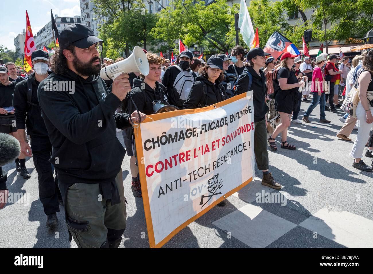 Paris,France.05-01-2025.plus de 100,000 personnes ont défilé dans les rues de Paris pour protester et célébrer la Journée internationale des travailleurs Banque D'Images