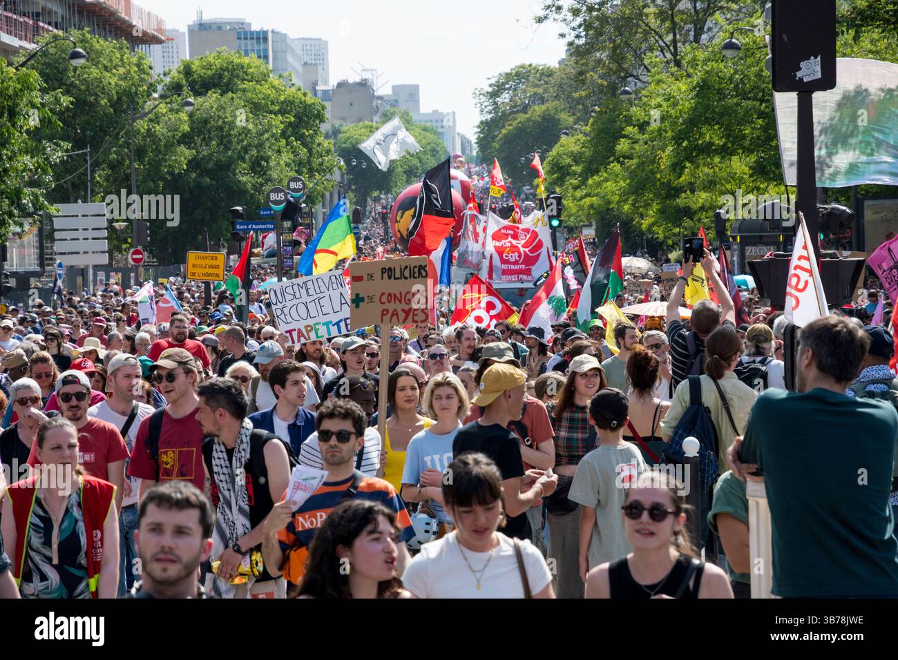 Paris,France.05-01-2025.plus de 100,000 personnes ont défilé dans les rues de Paris pour protester et célébrer la Journée internationale des travailleurs Banque D'Images