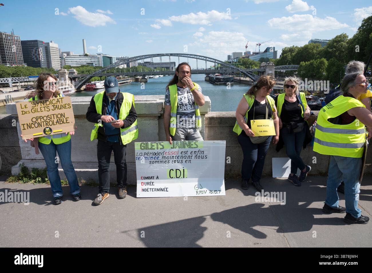 Paris,France.05-01-2025.plus de 100,000 personnes ont défilé dans les rues de Paris pour protester et célébrer la Journée internationale des travailleurs Banque D'Images