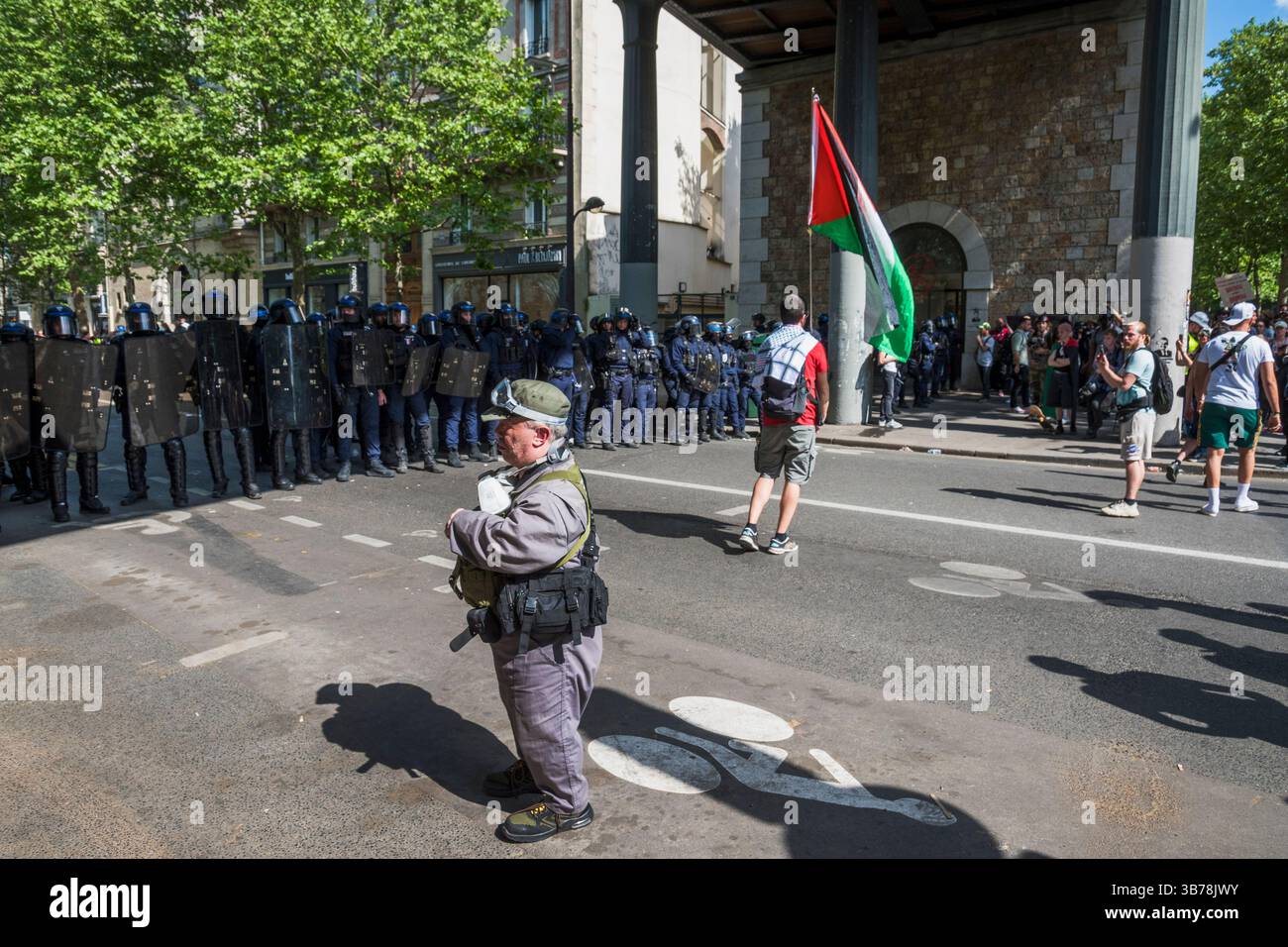 Paris,France.05-01-2025.plus de 100,000 personnes ont défilé dans les rues de Paris pour protester et célébrer la Journée internationale des travailleurs Banque D'Images