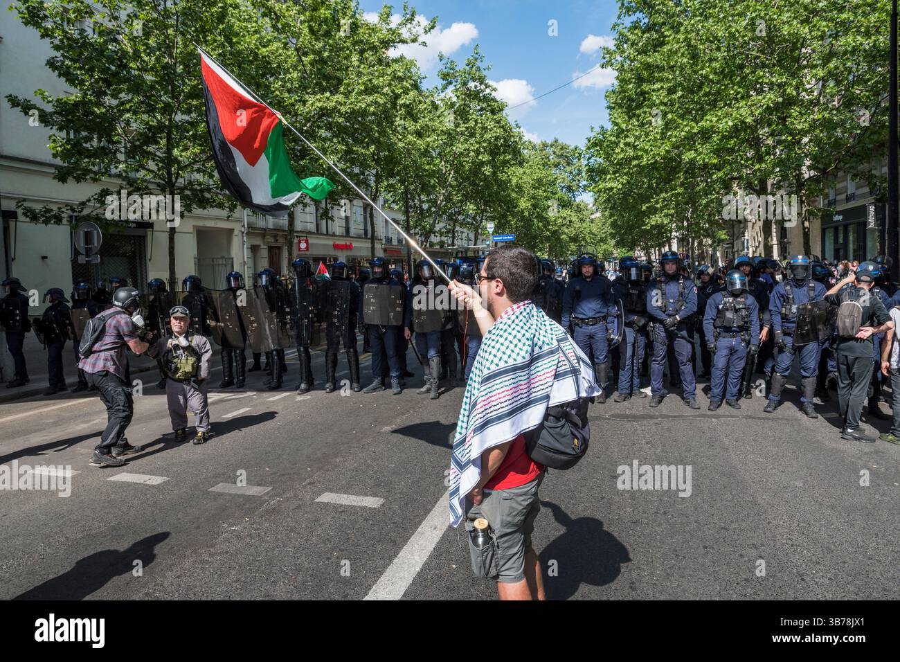 Paris,France.05-01-2025.plus de 100,000 personnes ont défilé dans les rues de Paris pour protester et célébrer la Journée internationale des travailleurs Banque D'Images