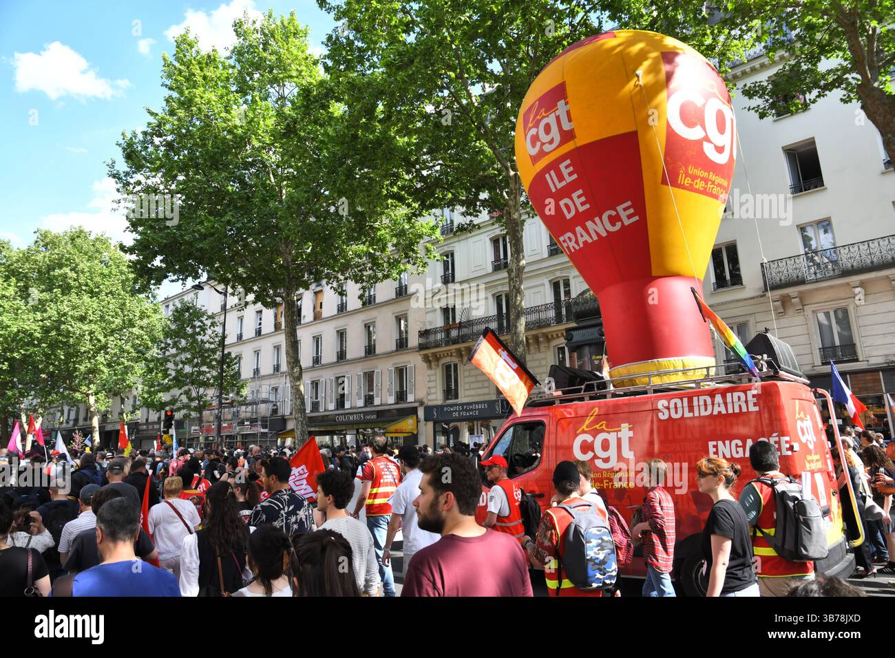 Paris,France.05-01-2025.plus de 100,000 personnes ont défilé dans les rues de Paris pour protester et célébrer la Journée internationale des travailleurs Banque D'Images