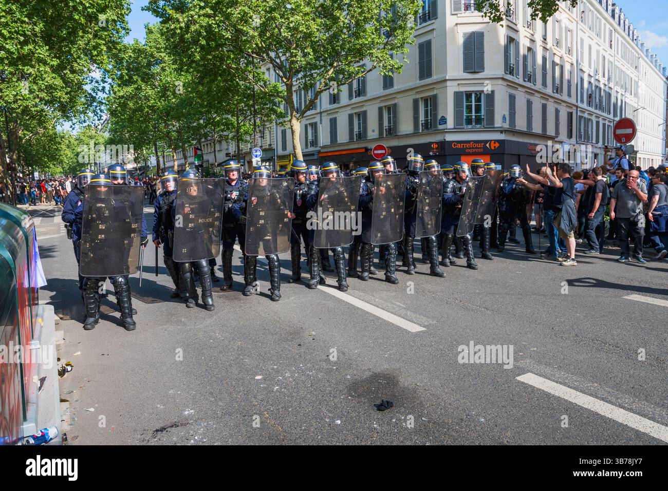 Paris,France.05-01-2025.plus de 100,000 personnes ont défilé dans les rues de Paris pour protester et célébrer la Journée internationale des travailleurs Banque D'Images