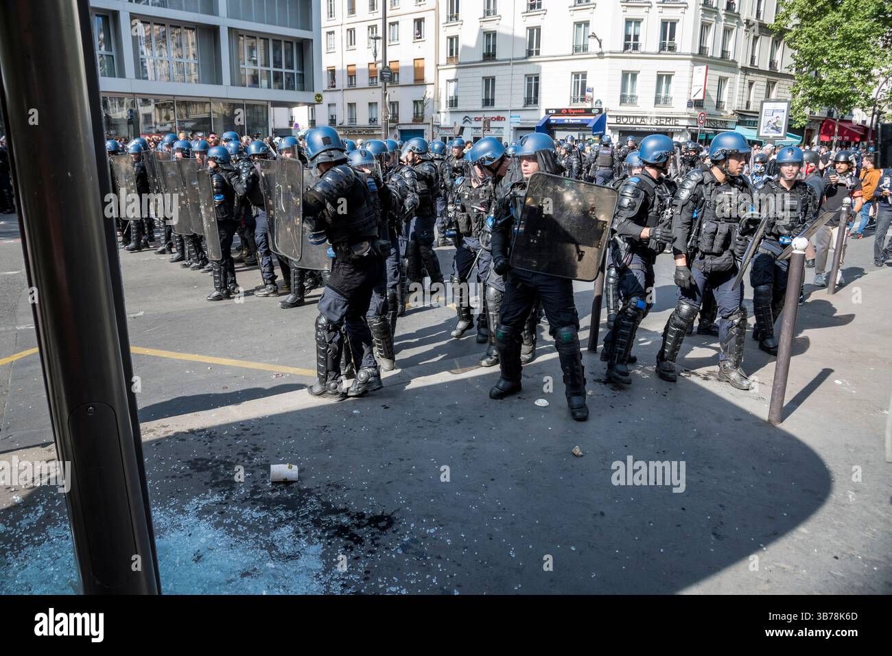 Paris,France.05-01-2025.plus de 100,000 personnes ont défilé dans les rues de Paris pour protester et célébrer la Journée internationale des travailleurs Banque D'Images
