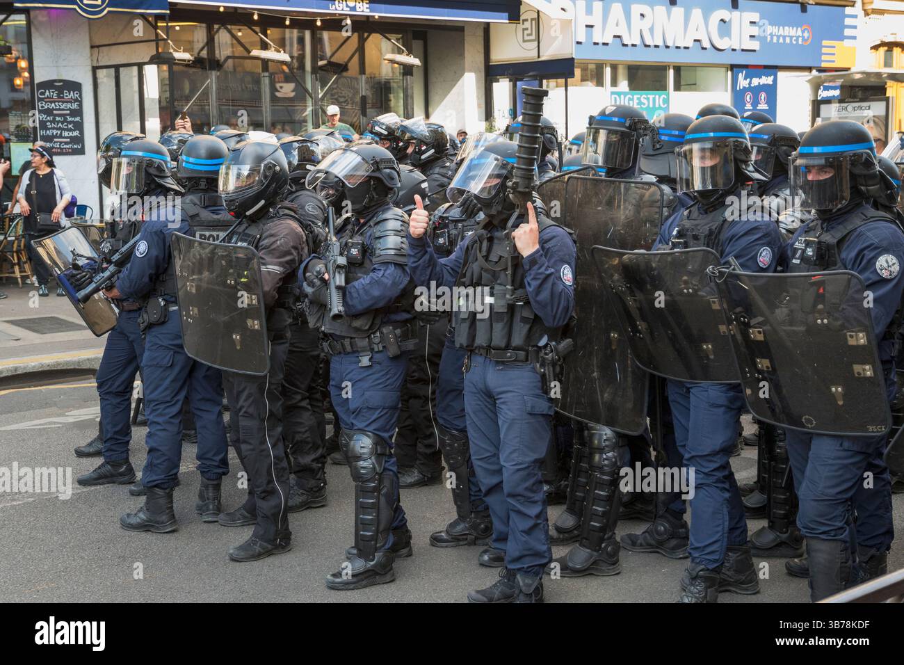 Paris,France.05-01-2025.plus de 100,000 personnes ont défilé dans les rues de Paris pour protester et célébrer la Journée internationale des travailleurs Banque D'Images
