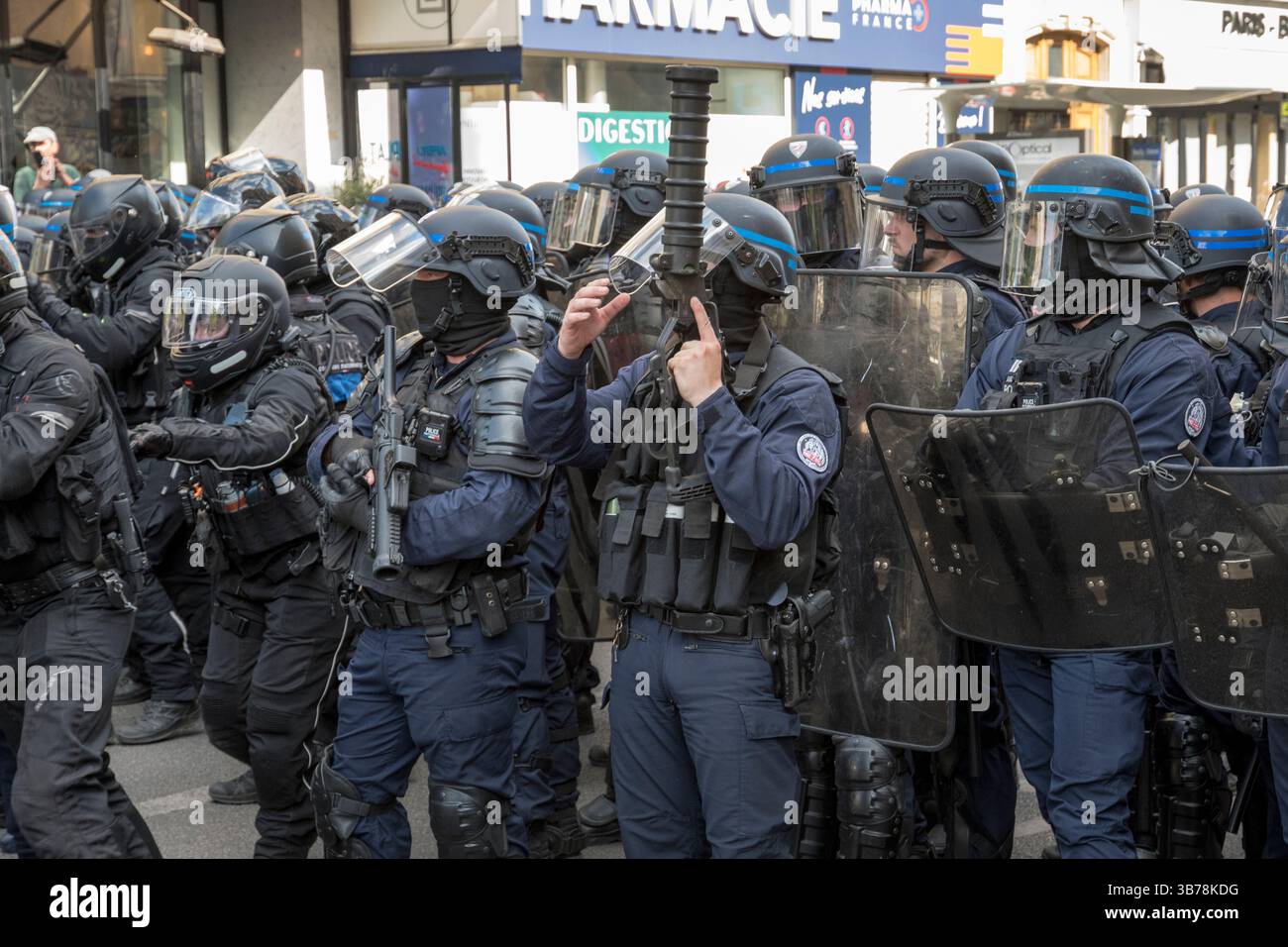 Paris,France.05-01-2025.plus de 100,000 personnes ont défilé dans les rues de Paris pour protester et célébrer la Journée internationale des travailleurs Banque D'Images