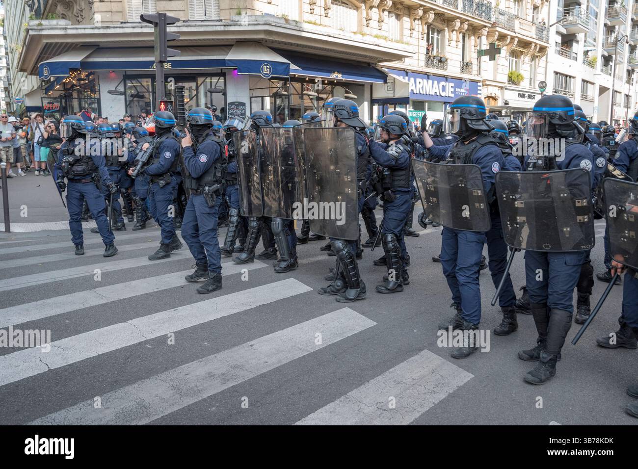 Paris,France.05-01-2025.plus de 100,000 personnes ont défilé dans les rues de Paris pour protester et célébrer la Journée internationale des travailleurs Banque D'Images