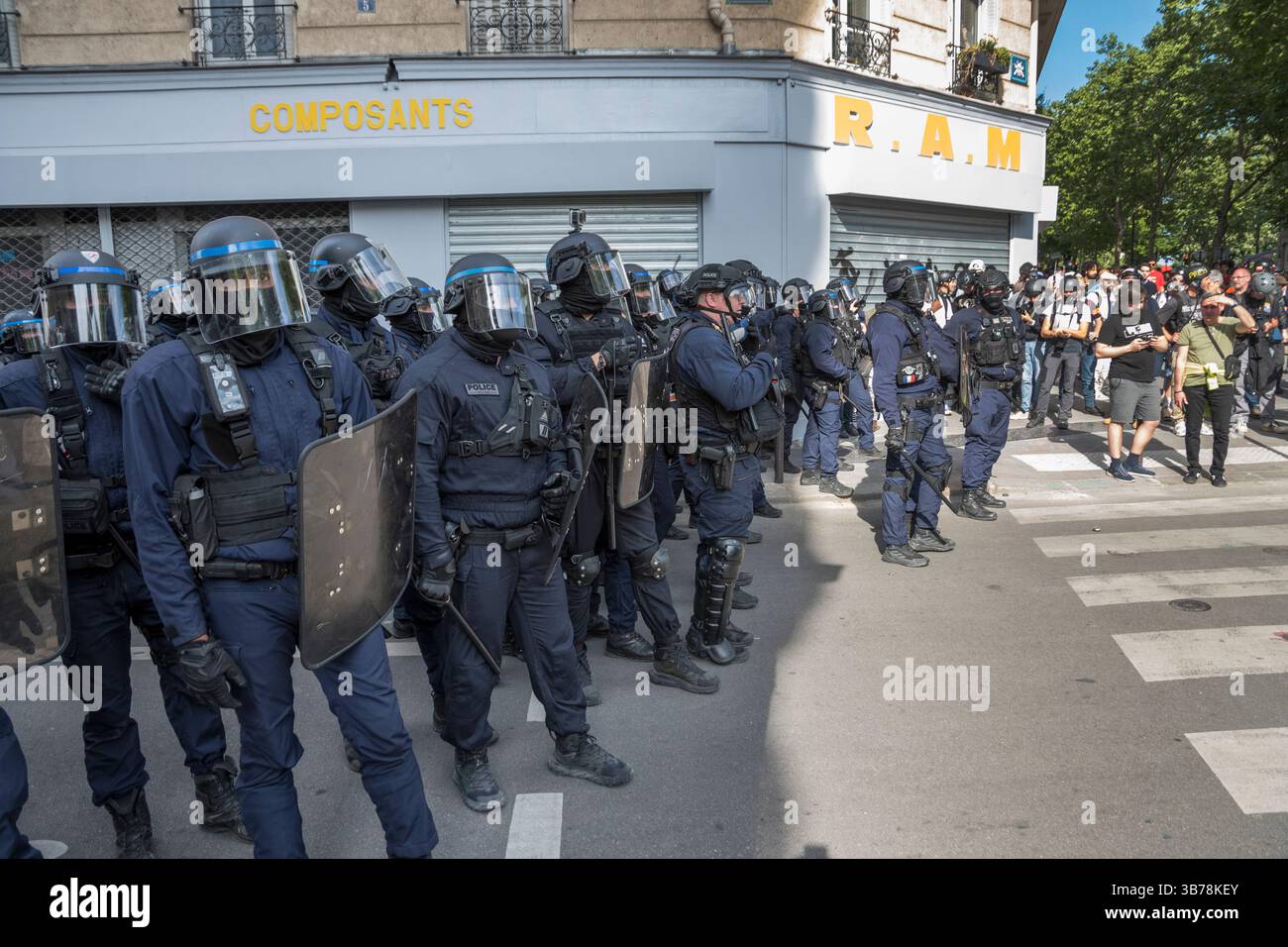 Paris,France.05-01-2025.plus de 100,000 personnes ont défilé dans les rues de Paris pour protester et célébrer la Journée internationale des travailleurs Banque D'Images