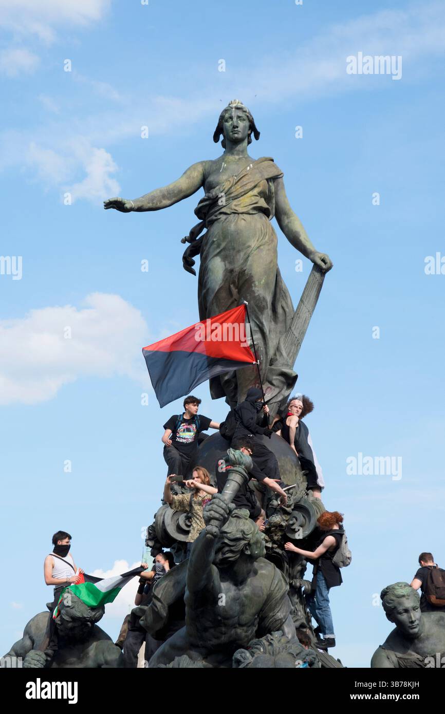 Paris,France.05-01-2025.plus de 100,000 personnes ont défilé dans les rues de Paris pour protester et célébrer la Journée internationale des travailleurs Banque D'Images